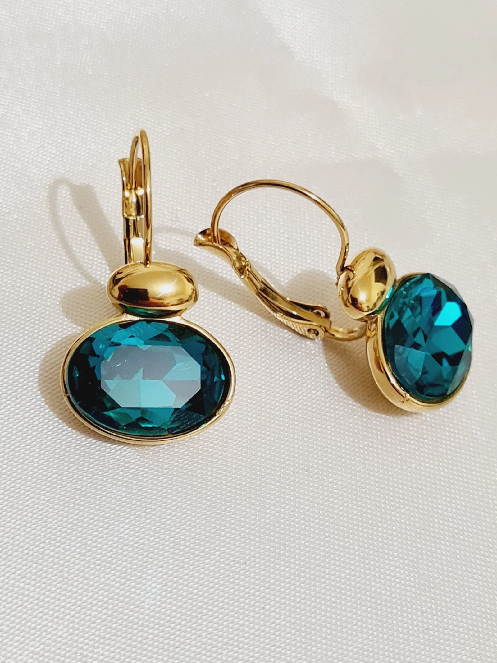 Boucles d'oreilles dorées cristaux verts émeraude  – photo 3